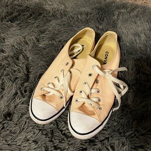 🌸 Pink low top classic Chuck Taylor sneaker. 👟